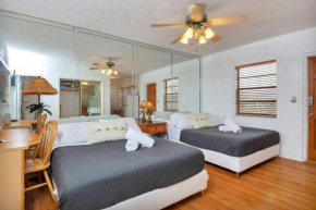 Lovely Apt, Hollywood Beach, 1/2 block from Ocean!